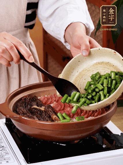 铺上金字香肠、羊肚菌、芦笋，盖盖子焖7分钟