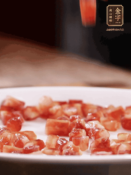 金字迷你小香肠切小段，煎出肉香