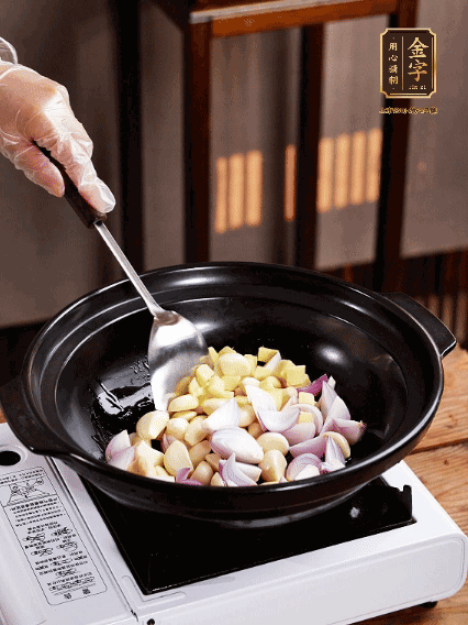 砂锅烧热，下色拉油，爆香葱姜蒜粒