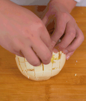 在缝隙里塞适量马苏里拉奶酪、再塞入淡火腿碎。