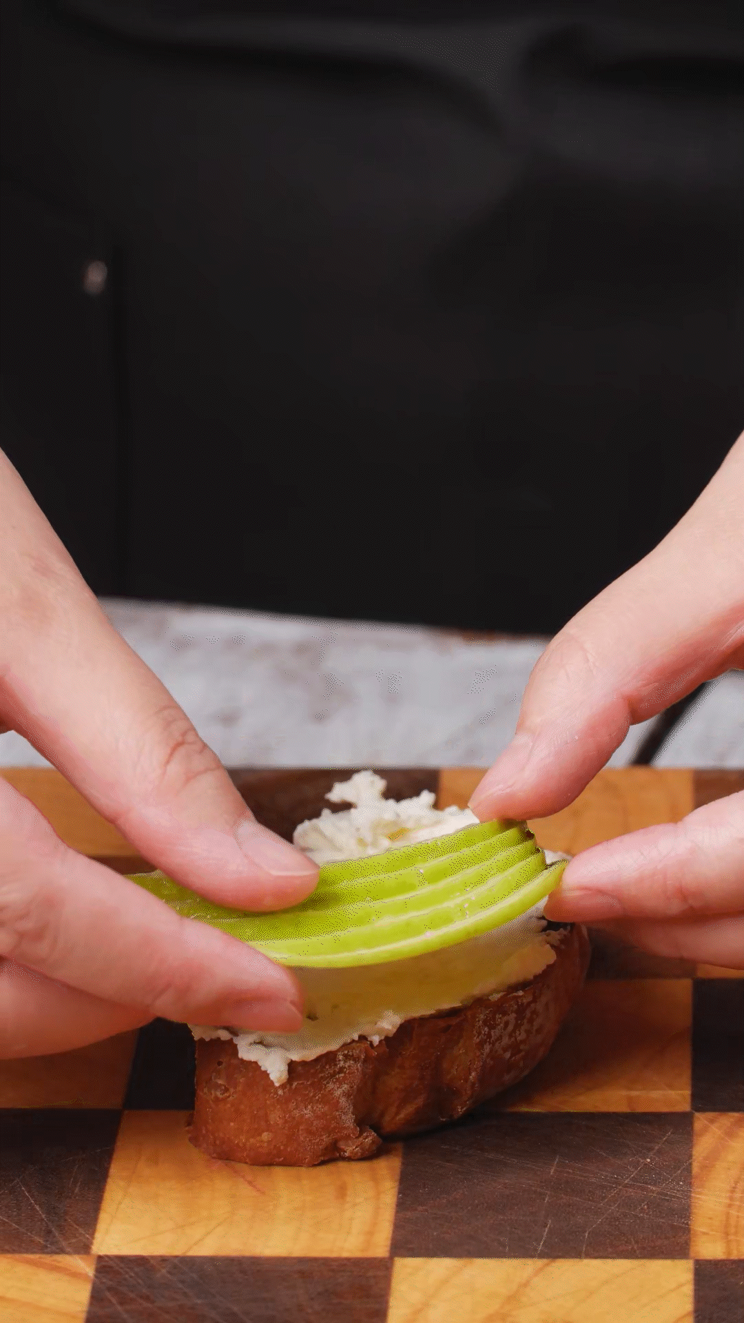 欧包抹上奶酪依次放上：苹果、梨、蓝莓
