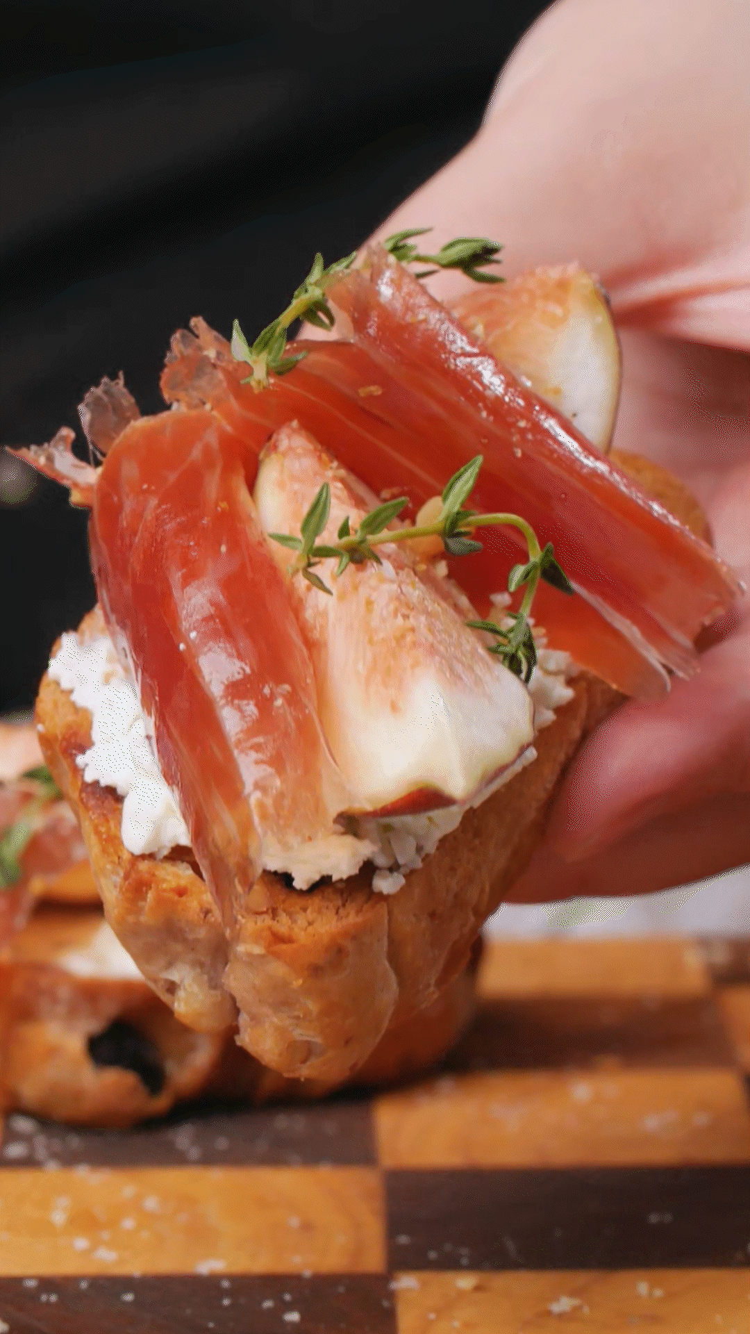 点缀可食用花材和干酪