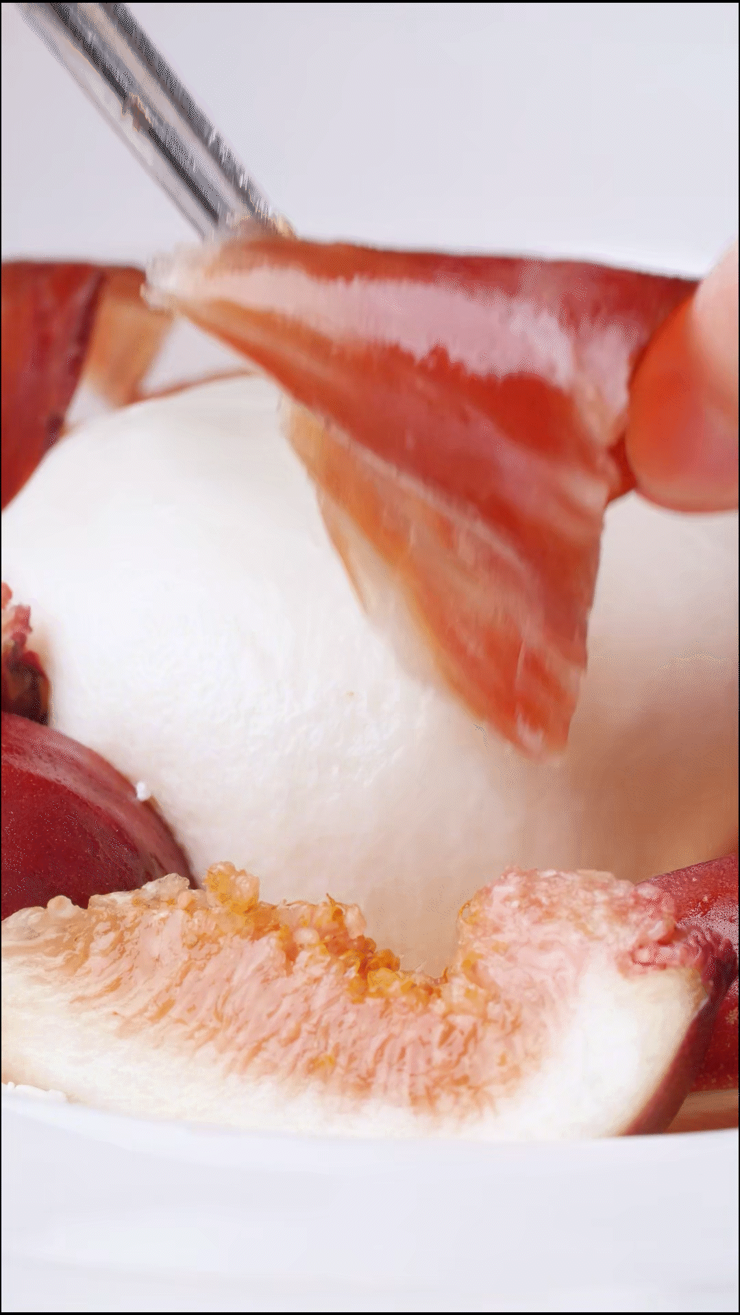 把希腊酸奶到入盘子中抹平
