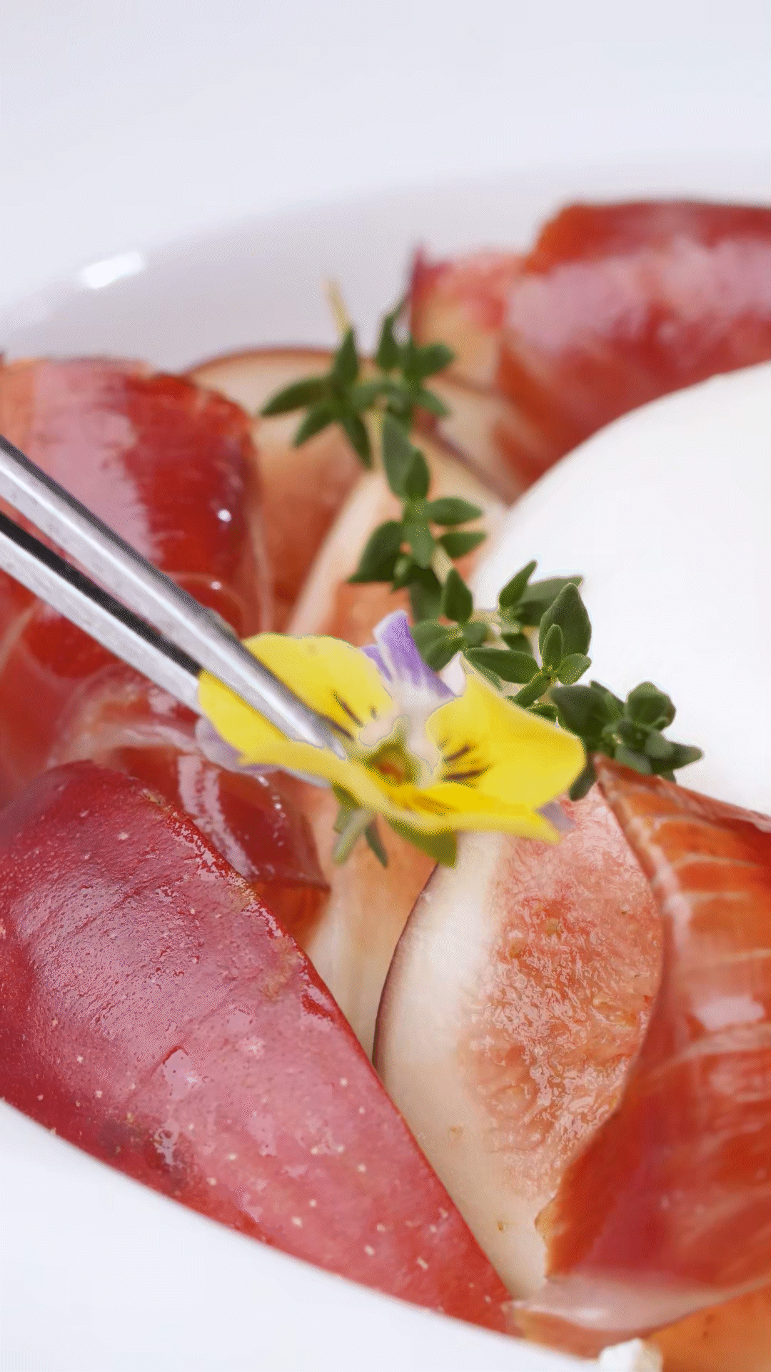 盘子中间放上布拉塔奶酪
