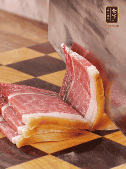 金字火腿切片，温水浸泡5分钟；肉皮泡发，切成小块。