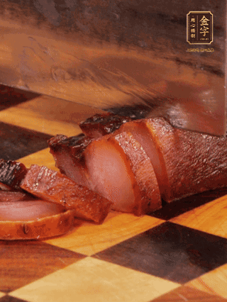 金字酱肉，煮熟切条；莲藕去皮，切成条状，焯水2分钟