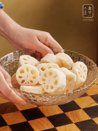 莲藕洗净削皮，切大块，用盐、糖腌制30分钟。