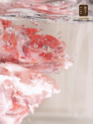 猪骨冷水下锅，加葱姜、料酒焯水4分钟。