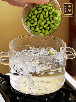 嫩毛豆汆烫1分钟。