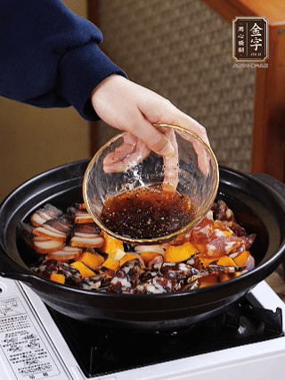 姜、蒜、葱头粒煎香，倒入南瓜，煎至两面焦香