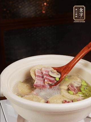 油热，下咸肉煸出香味，下白蘑菇、毛豆稍稍煸炒，一圈料酒激发香味，加开水炖煮5分钟