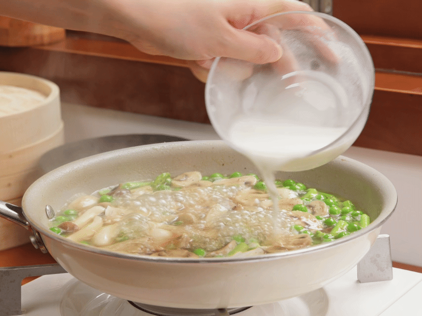 白胡椒粉调味，淀粉水勾芡，放入土豆丸子煮至浓稠